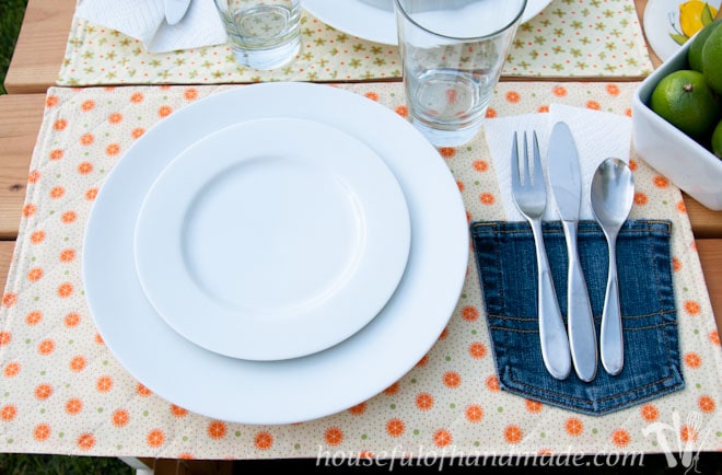 Easy picnic placemats with a napkin pockets make eating outside a breeze! Tutorial on Houseful of Handmade.