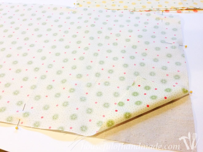 Easy picnic placemats with a napkin pockets make eating outside a breeze! Tutorial on Houseful of Handmade.