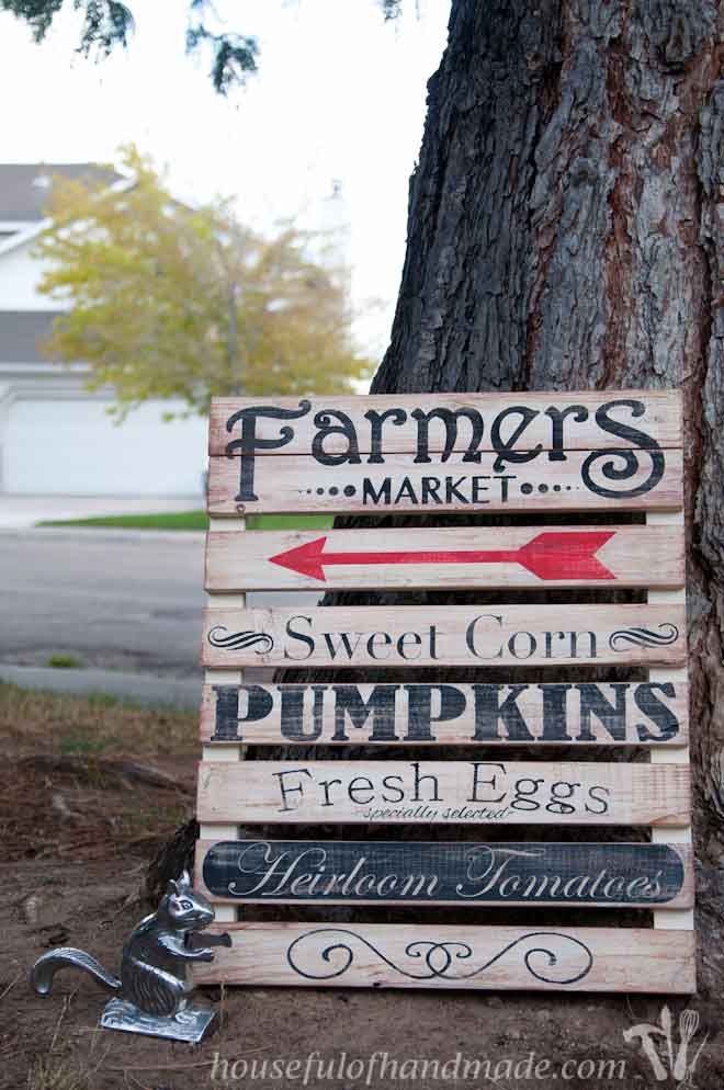 I love the farmers market and this easy farmers market mini pallet sign is perfect for fall decor. Tutorial from HousefulofHandmade.com 