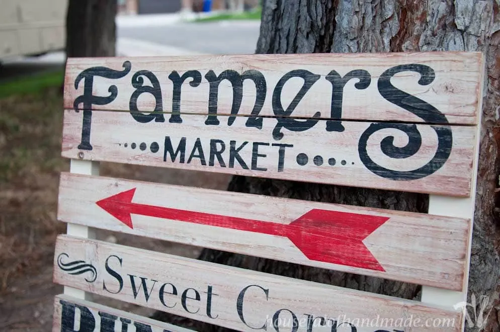 I love the farmers market and this easy farmers market mini pallet sign is perfect for fall decor. Tutorial from HousefulofHandmade.com 