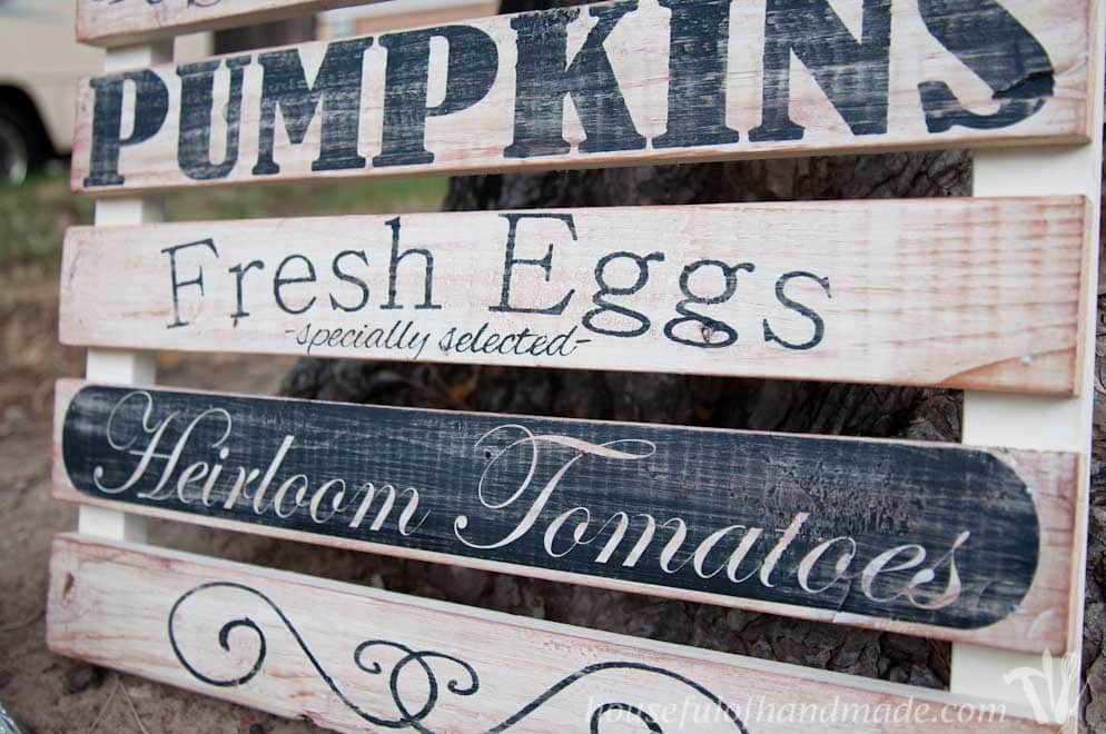 I love the farmers market and this easy farmers market mini pallet sign is perfect for fall decor. Tutorial from HousefulofHandmade.com 