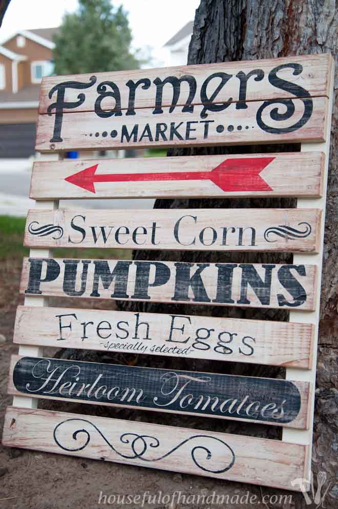 I love the farmers market and this easy farmers market mini pallet sign is perfect for fall decor. Tutorial from HousefulofHandmade.com 