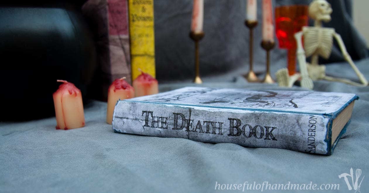 I love these spooky Halloween book covers! They are the perfect quick and easy Halloween decor idea. Housefulofhandmade.com