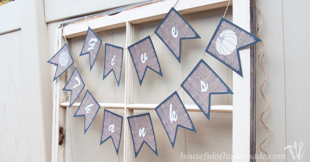 Don't forget to give Thanksgiving it's time with these super easy free printable burlap Thanksgiving banners. Two colors and sayings to choose from. | HousefulofHandmade.com