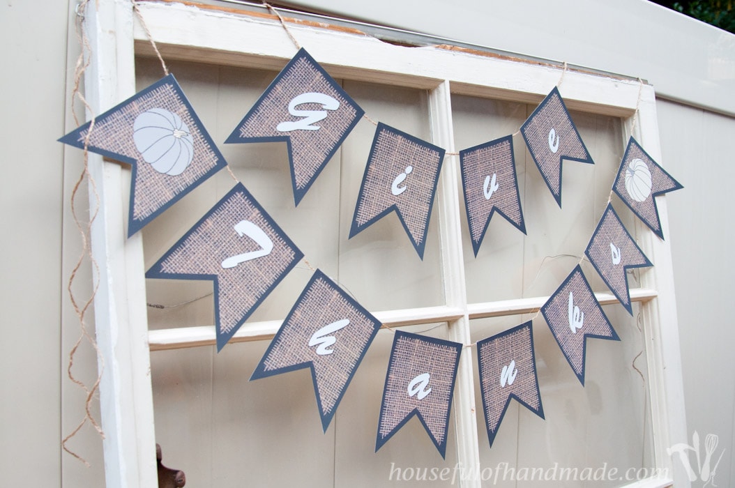 Free printable Give Thanks banner for easy Thanksgiving decorating. 