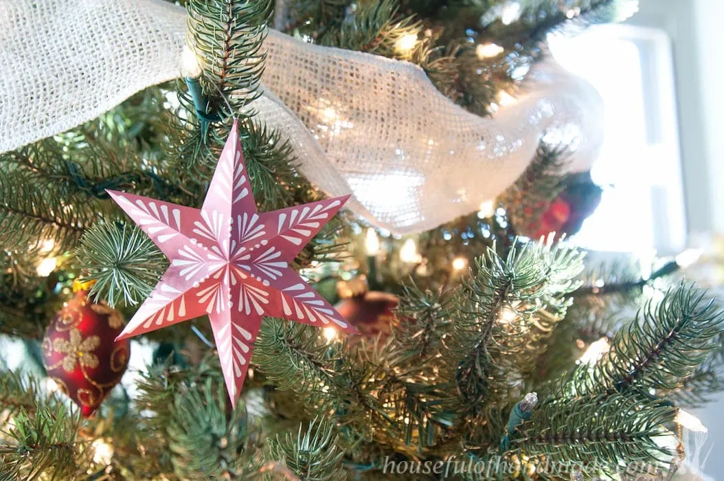 I love wood slice ornaments. Help them make a statement on your tree with these easy wood slice ornament banners. Beautiful and rustic. | Housefulofhandmade.com