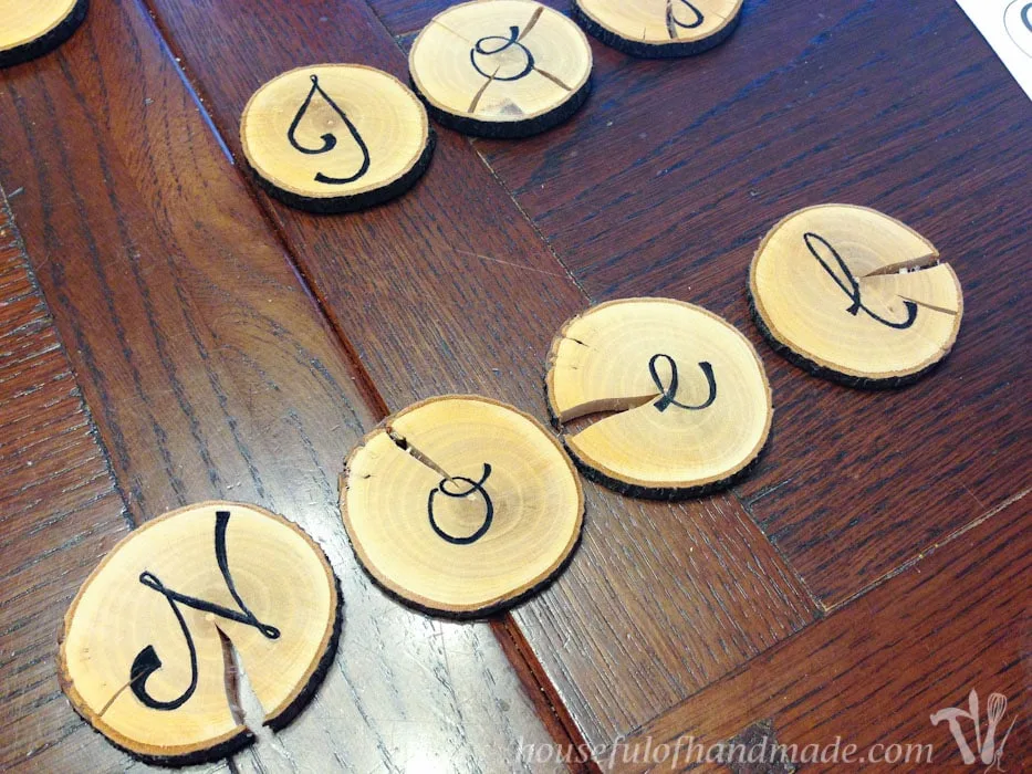 I love wood slice ornaments. Help them make a statement on your tree with these easy wood slice ornament banners. Beautiful and rustic. | Housefulofhandmade.com