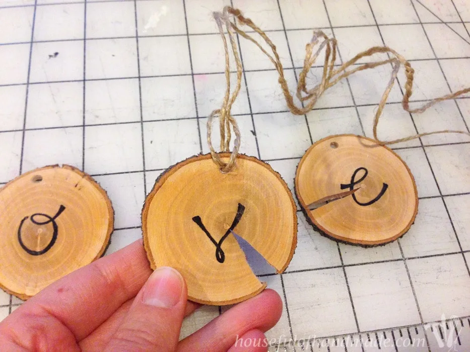 I love wood slice ornaments. Help them make a statement on your tree with these easy wood slice ornament banners. Beautiful and rustic. | Housefulofhandmade.com