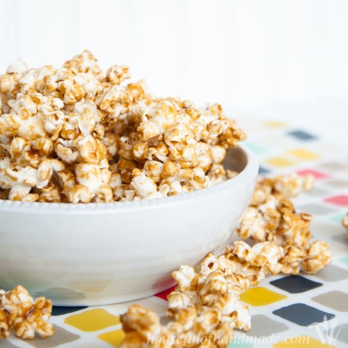 Celebrate Christmas with this delicious and chewy gingerbread caramel popcorn. You can whip up a batch in 10 minutes to take to your next party or for the perfect neighbor gifts. | Housefulofhandmade.com