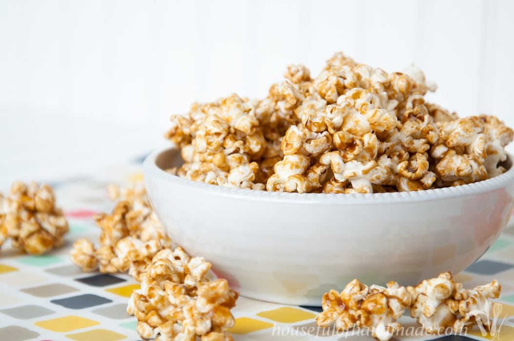 Celebrate Christmas with this delicious and chewy gingerbread caramel popcorn. You can whip up a batch in 10 minutes to take to your next party or for the perfect neighbor gifts. | Housefulofhandmade.com