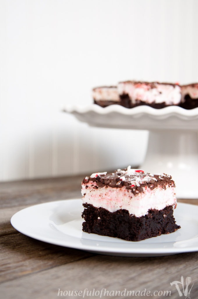 These bars are perfect for Christmas baking. The two best flavors of the season make these Chocolate Peppermint Brownie S'mores Bars delicious! | Housefulofhandmade.com