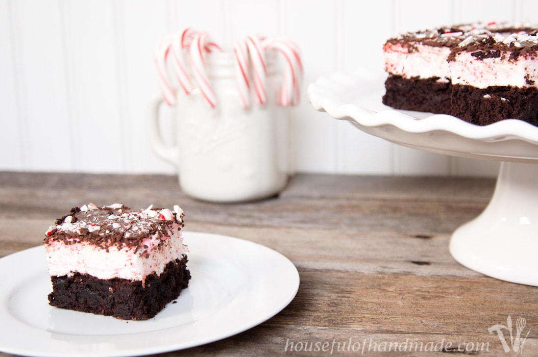 These bars are perfect for Christmas baking. The two best flavors of the season make these Chocolate Peppermint Brownie S'mores Bars delicious! | Housefulofhandmade.com