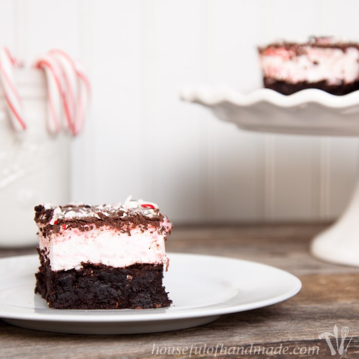 These bars are perfect for Christmas baking. The two best flavors of the season make these Chocolate Peppermint Brownie S'mores Bars delicious! | Housefulofhandmade.com