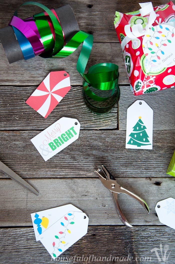 For last minute Christmas wrapping, download these adorable free printable Christmas gift tags. 