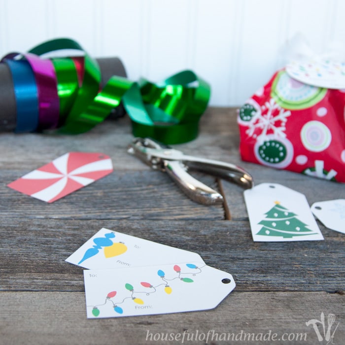 For last minute Christmas wrapping, download these adorable free printable Christmas gift tags. | Housefulofhandmade.com