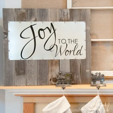 I love this sign! Make a beautiful reclaimed wood and steel Christmas sign that you can quickly change out your message for the next holiday! | Housefulofhandmade.com