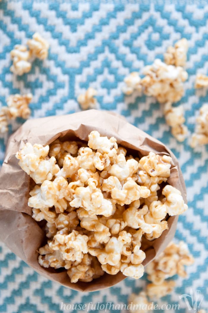 This is the best caramel popcorn ever! I love the sweet, nutty, and slightly salty flavor of this chewy peanut butter caramel popcorn. Day 1 of 14 days of popcorn. | Housefulofhandmade.com