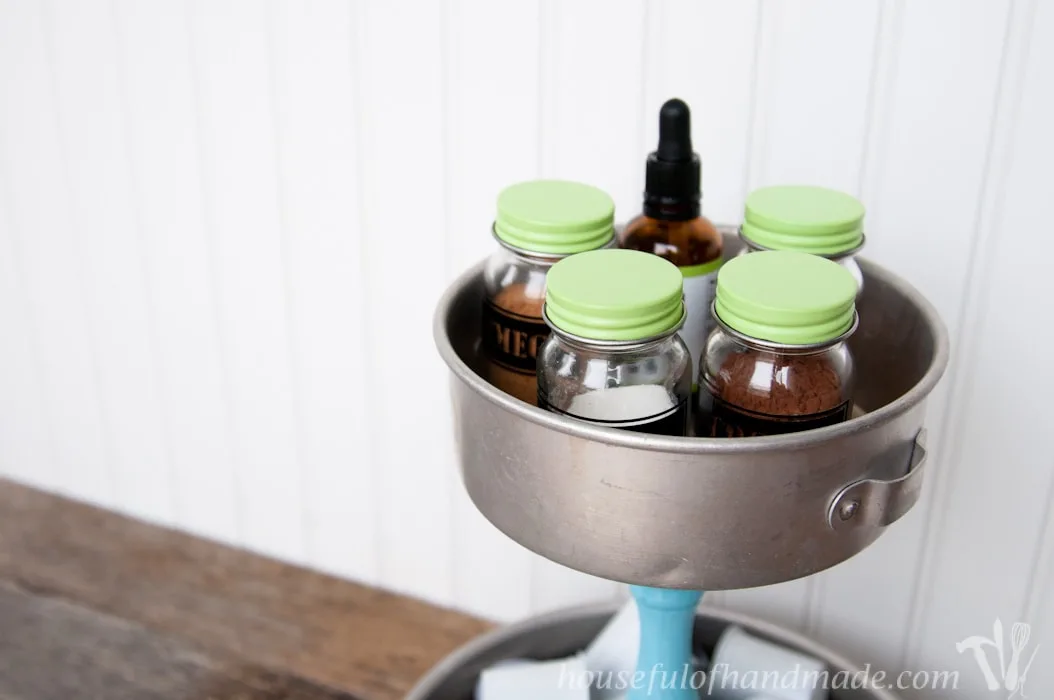 https://housefulofhandmade.com/wp-content/uploads/2016/01/DIY-Rustic-K-cup-Holder-with-Spice-Shakers-9.jpg.webp