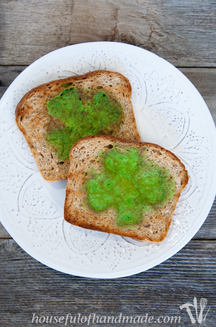 I love this idea! Celebrate St. Patrick's Day with a festive, and healthy, breakfast! These easy green shamrock eggs & toast are made with spinach to turn the eggs green. | Housefulofhandmade.com