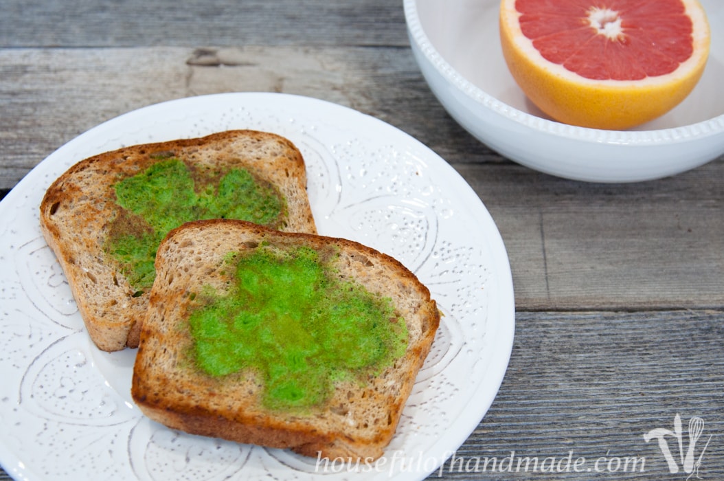I love this idea! Celebrate St. Patrick's Day with a festive, and healthy, breakfast! These easy green shamrock eggs & toast are made with spinach to turn the eggs green. | Housefulofhandmade.com