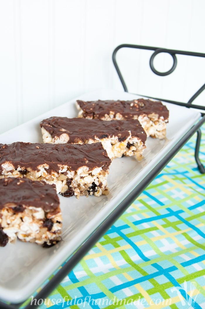 Make your caramel popcorn portable with these fun and easy trail mix caramel popcorn bars. Perfect for a grab-n-go treat! | Housefulofhandmade.com