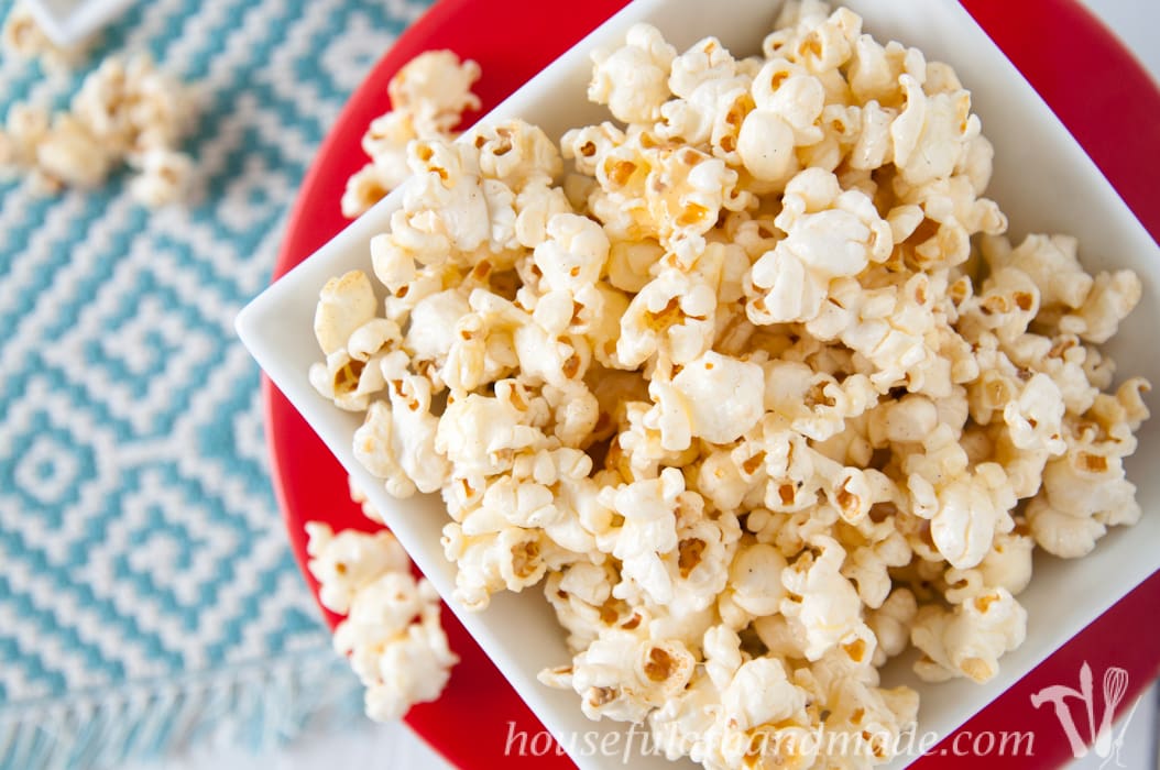 Want something a little fancier? This Vanilla Bean Cheesecake Caramel Popcorn is the perfect rich and creamy treat. Who knew popcorn could be so elegant? | Housefulofhandmade.com