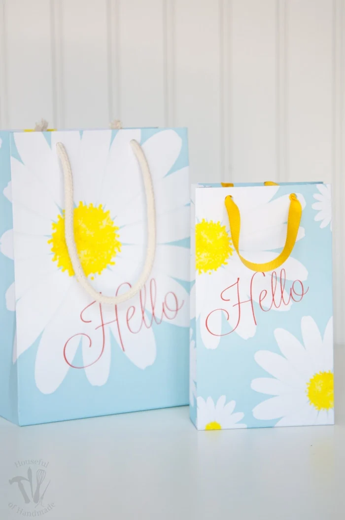 Make gift giving easy with these beautiful free printable daisy gift bags. Easy to print and assemble for the perfect way to say Hello this spring. | Housefulofhandmade.com