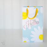 Make gift giving easy with these beautiful free printable daisy gift bags. Easy to print and assemble for the perfect way to say Hello this spring. | Housefulofhandmade.com