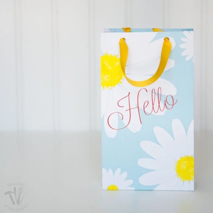 Make gift giving easy with these beautiful free printable daisy gift bags. Easy to print and assemble for the perfect way to say Hello this spring. | Housefulofhandmade.com
