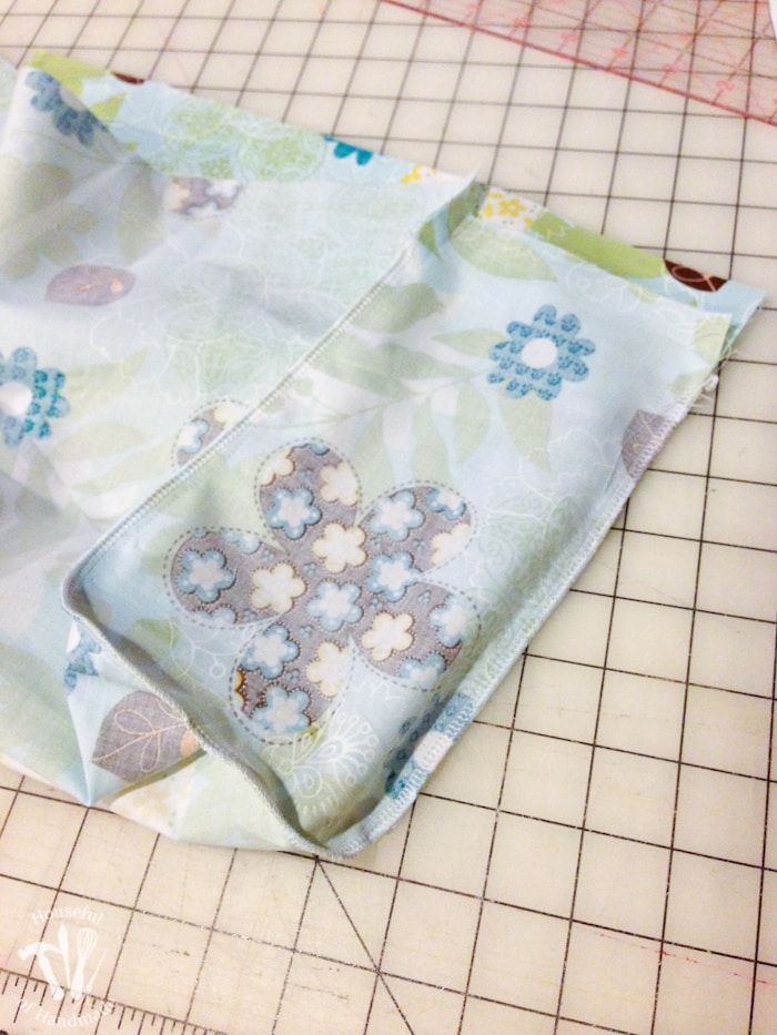 I love this drop cloth purse that is made to look like a vintage flour sack. Make your own purse with the free printable purse pattern and tutorial. | Housefulofhandmade.com