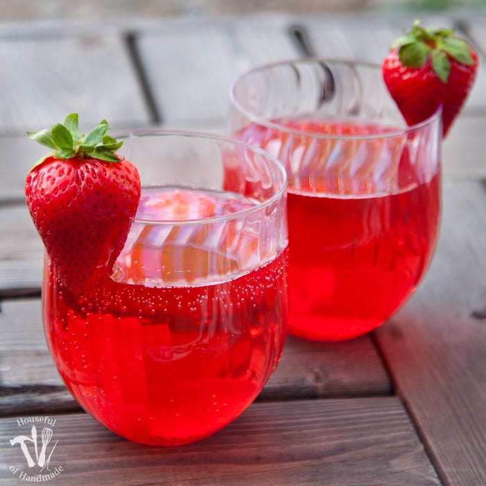 This is my new favorite flavored water recipe! This strawberry hibiscus sparkling water is so refreshing and perfect for summer. | Housefulofhandmade.com