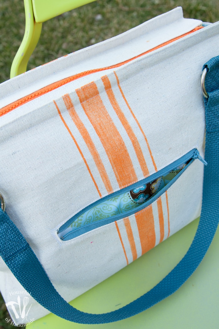 I love this purse! This vintage flour sack inspired drop cloth purse is the perfect DIY purse. Made from study drop cloth with fun pops of color. | Housefulofhandmade.com
