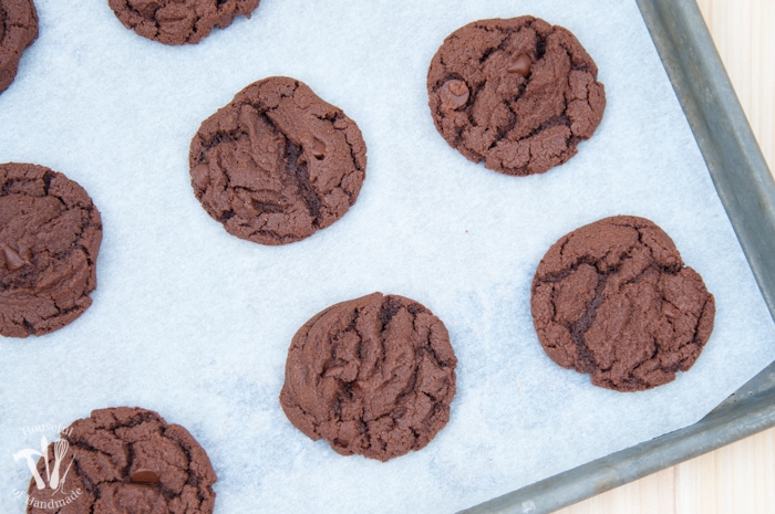 Can't get enough Nutella? Or chocolate? These Double Chocolate Nutella Cookies are the best cookies for your chocolate cravings. And the dough doesn't need to be chilled before baking! | Housefulofhandmade.com