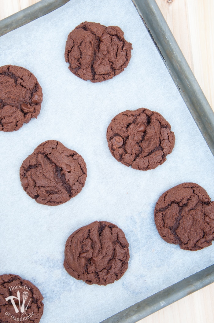 Can't get enough Nutella? Or chocolate? These Double Chocolate Nutella Cookies are the best cookies for your chocolate cravings. And the dough doesn't need to be chilled before baking! | Housefulofhandmade.com