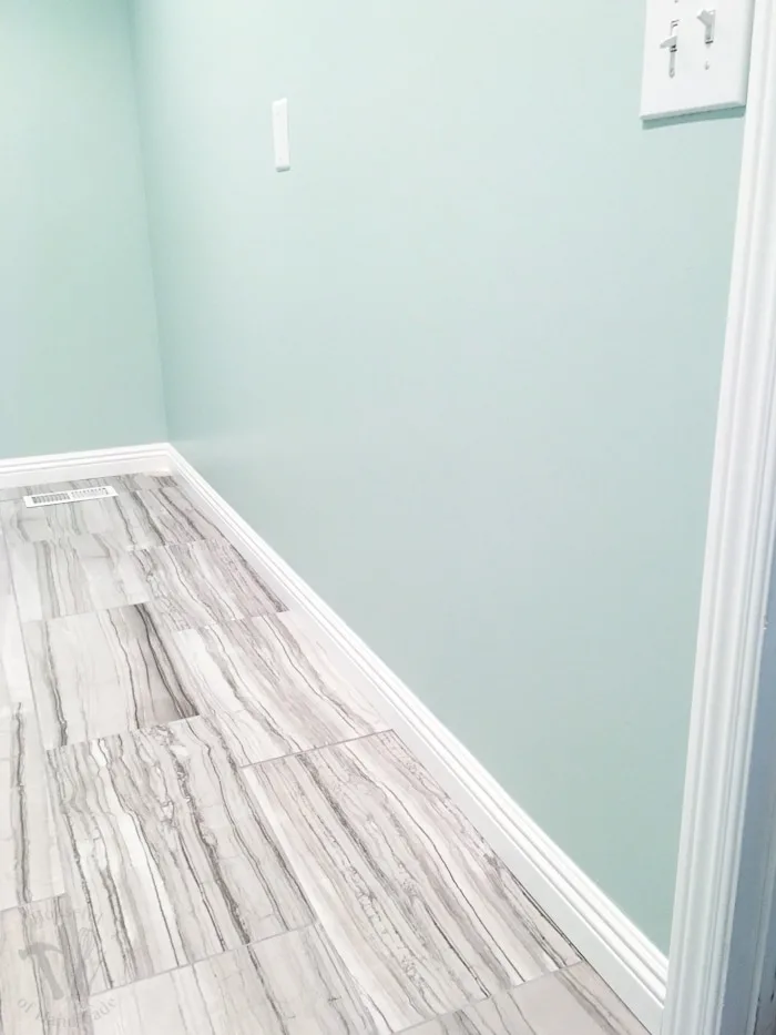 This week we installed baseboards into the master bathroom. While I continue to struggle with installing baseboards and door trim, I am really great at filling in any gaps with this cheater trick! | Housefulofhandmade.com