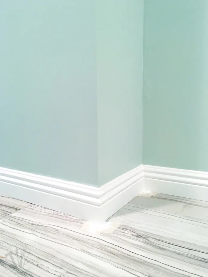 This week we installed baseboards into the master bathroom. While I continue to struggle with installing baseboards and door trim, I am really great at filling in any gaps with this cheater trick! | Housefulofhandmade.com