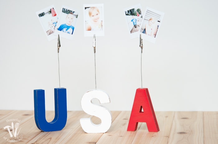 A super easy 10 minute craft to hold all your fun summer photos! Make these adorable patriotic photo clips. | Housefulofhandmade.com