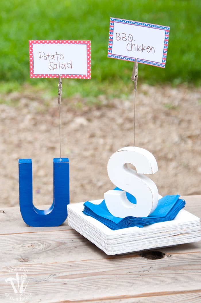 Make your 4th of July barbecue festive with these easy to make 4th of July food place card clips. Includes a free printable patriotic food cards. | Housefulofhandmade.com