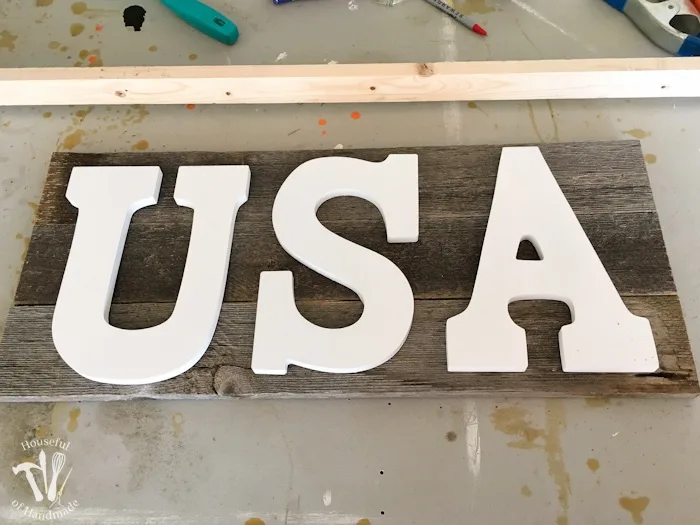 I love patriotic decorations for summer! You can make this easy DIY rustic USA wood sign for your 4th of July decor in just a few hours. Tutorial from Housefulofhandmade.com