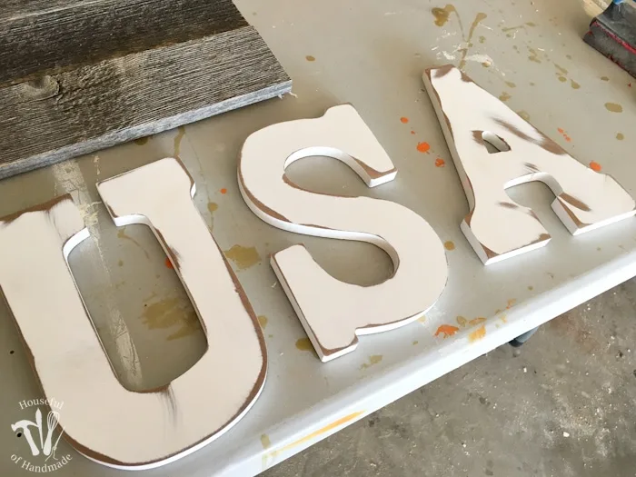 I love patriotic decorations for summer! You can make this easy DIY rustic USA wood sign for your 4th of July decor in just a few hours. Tutorial from Housefulofhandmade.com