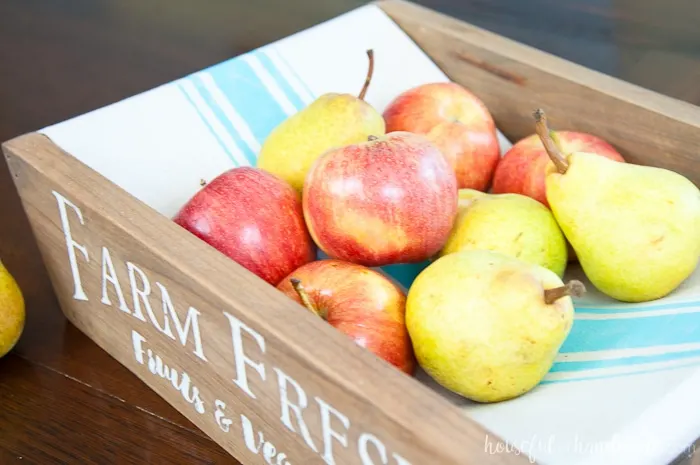 This is the most beautiful way to hold fruits and vegetables on the counter! This easy to make DIY farmhouse style produce basket is a fun twist on a fruit crate. Perfect fall centerpiece to display all the produce from your garden. | Housefulofhandmade.com