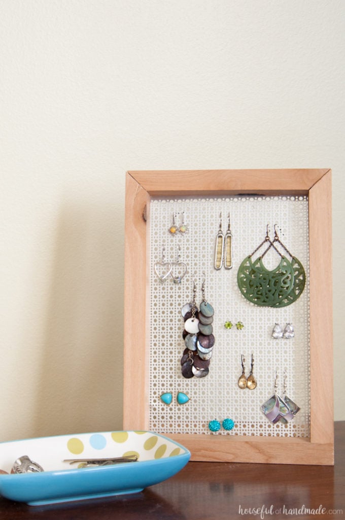 Need a way to display your earrings? This easy DIY earring stand is a simple build that anyone can do in less than an hour. And it can even be made without any power tools. | Housefulofhandmade.com