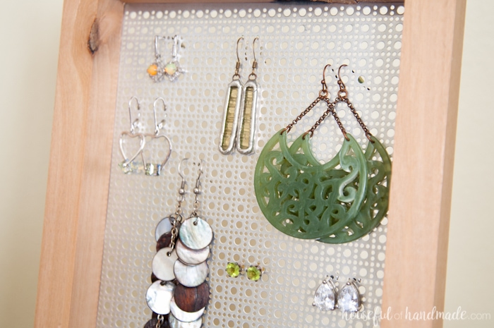 Need a way to display your earrings? This easy DIY earring stand is a simple build that anyone can do in less than an hour. And it can even be made without any power tools. | Housefulofhandmade.com