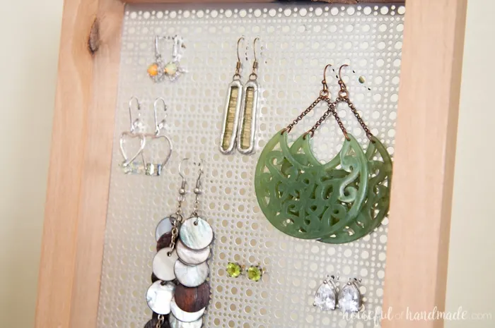 Need a way to display your earrings? This easy DIY earring stand is a simple build that anyone can do in less than an hour. And it can even be made without any power tools. | Housefulofhandmade.com