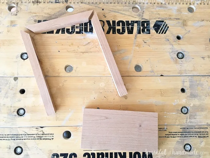 Need a way to display your earrings? This easy DIY earring stand is a simple build that anyone can do in less than an hour. And it can even be made without any power tools. | Housefulofhandmade.com