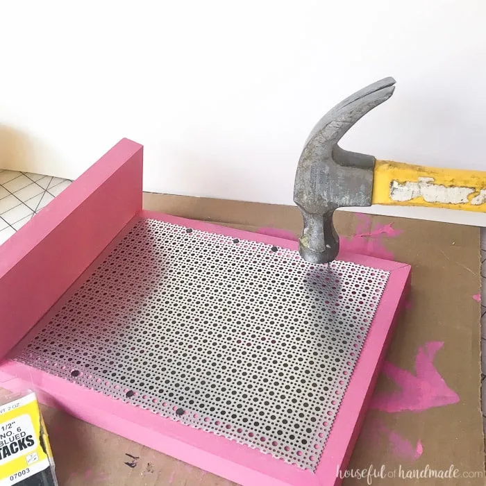 Need a way to display your earrings? This easy DIY earring stand is a simple build that anyone can do in less than an hour. And it can even be made without any power tools. | Housefulofhandmade.com