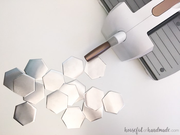 I love this idea for art! Use a combination of wood and metal to make a statement home decor piece. This DIY metal hexagon wall art is the perfect way to add design to your home on a budget. | Housefulofhandmade.com
