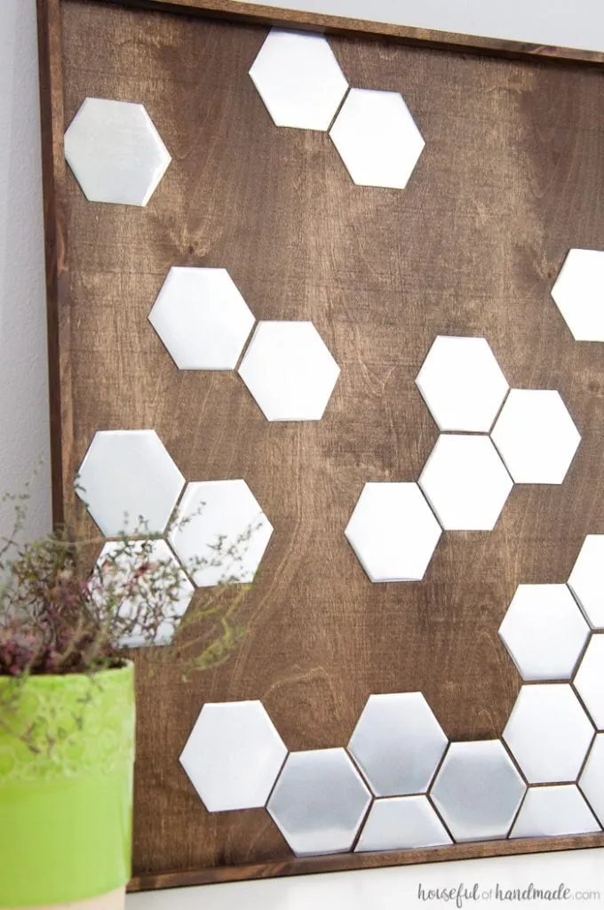 I love this idea for art! Use a combination of wood and metal to make a statement home decor piece. This DIY metal hexagon wall art is the perfect way to add design to your home on a budget. | Housefulofhandmade.com