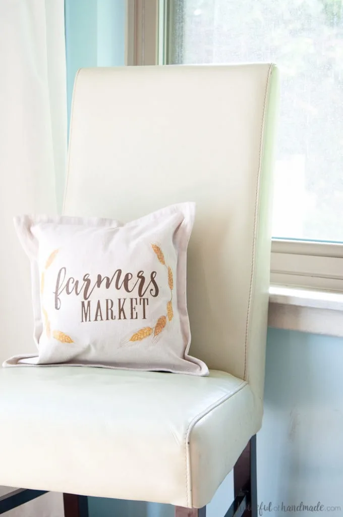 This tutorial is brilliant and so easy! Have you every found a printable that you loved but didn't have room on your walls for it? Turn your favorite printable into a decorative pillow with this super easy tutorial so you can fill your house with beauty. | Housefulofhandmade.com