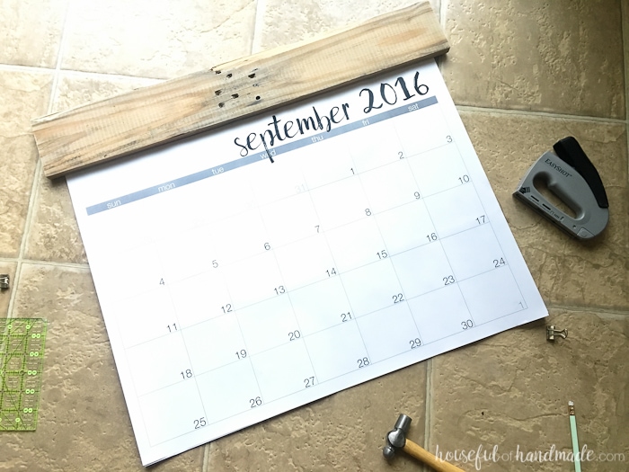 This is a great idea for my command center! Make a DIY giant rustic wall calendar with these free printable calendar pages. Learn the trick for how to print them on a budget for the perfect way to stay organized this school year. | Housefulofhandmade.com